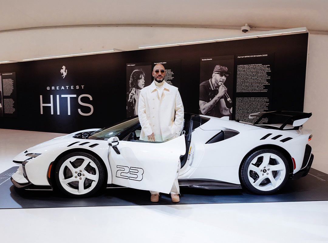 Swizz Beatz modtager sin 1 af 1 SF90 XX Spider hos Ferrari-museet