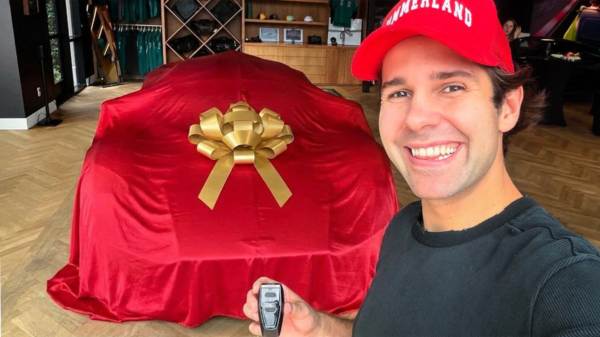 David Dobrik får leveret sin unikke 1-af-1 Aston Martin Valhalla til 1,2 millioner dollars
